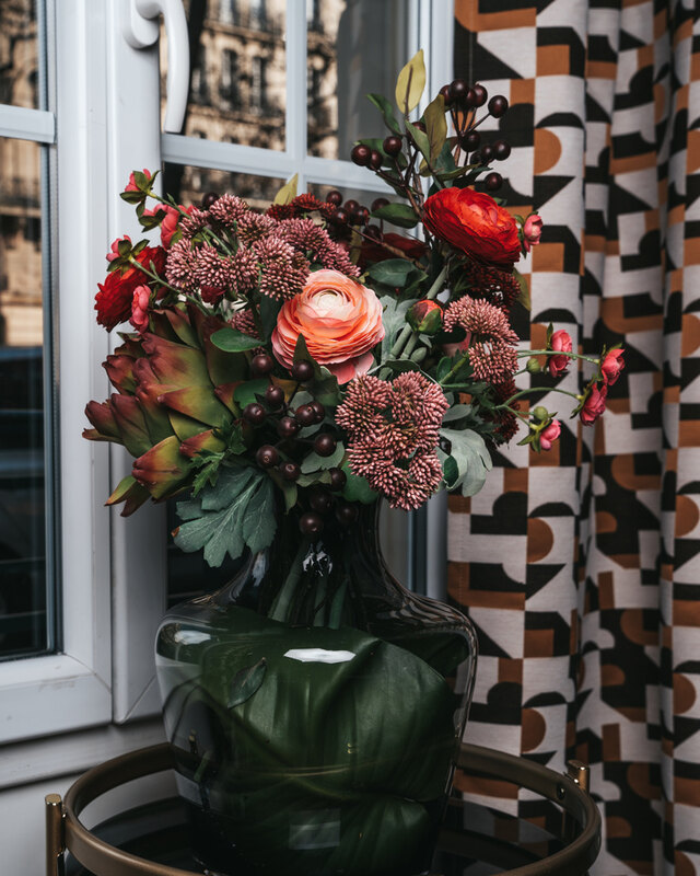 Composition florale dans un hôtel parisien