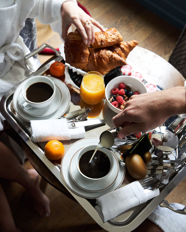 Plateau de petit-déjeuner servi en chambre